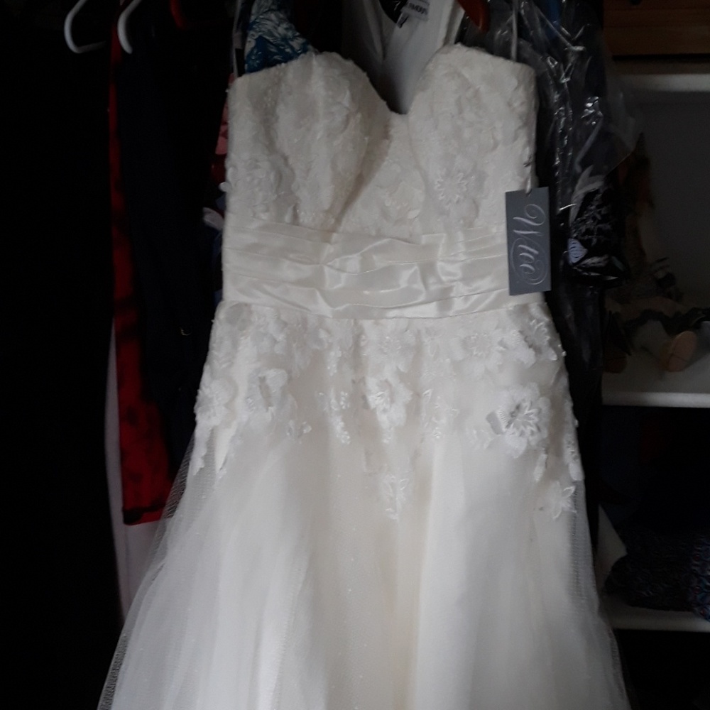 Ivory wedding dress new with tags - Picture 4 of 7